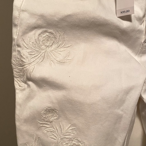 WHBM NewwithTags white jeans white stitched flower - Picture 1 of 7